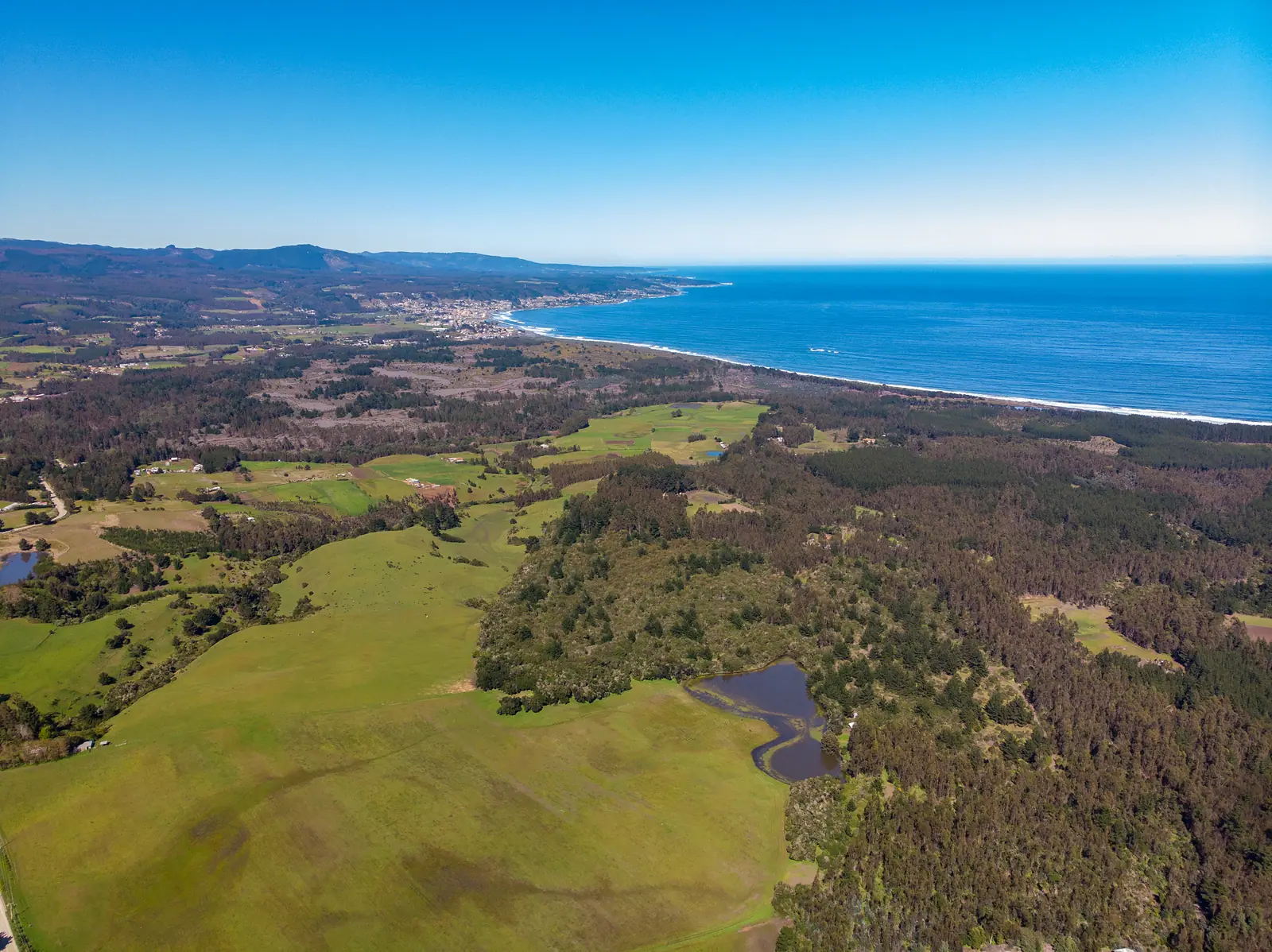 Vista aérea de la bahía y la costa del Maule