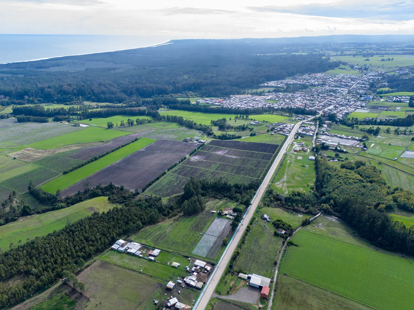 El camino asfaltado y el pueblo de Chanco desde el aire