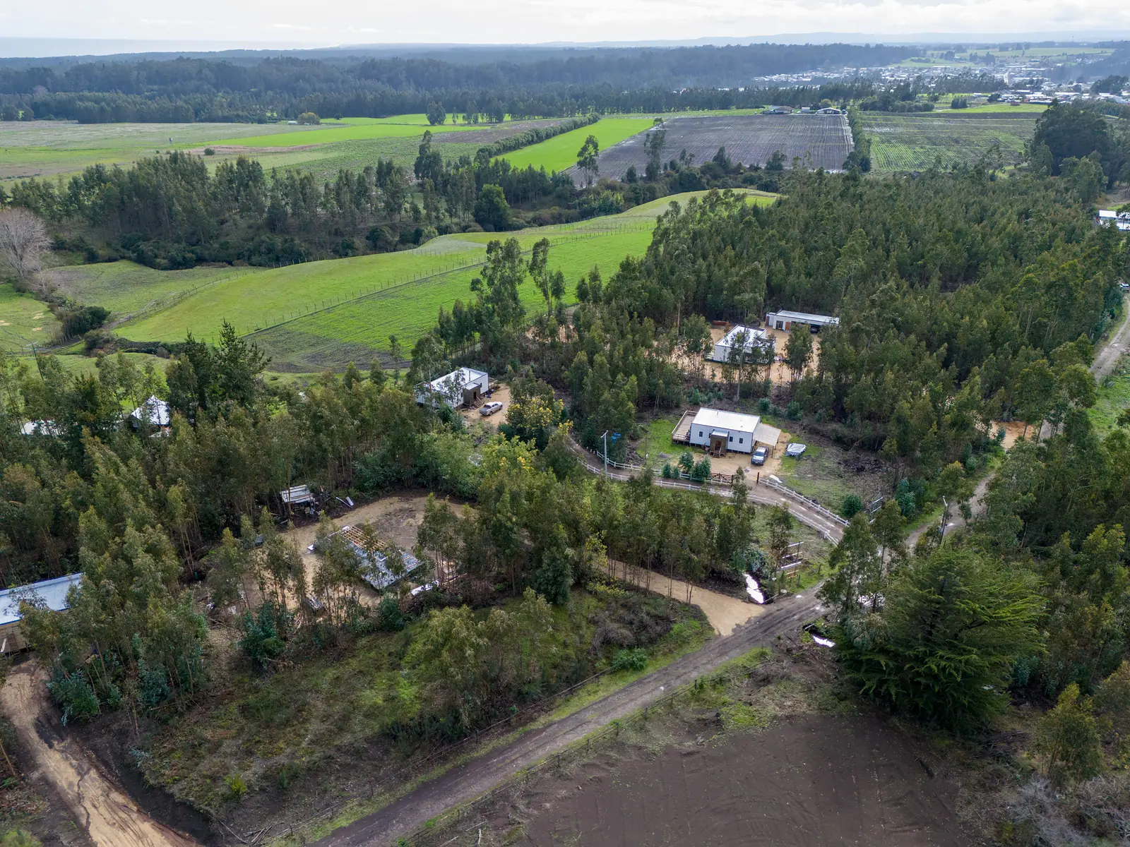 Caminos interiores y parcelas vistos desde el aire
