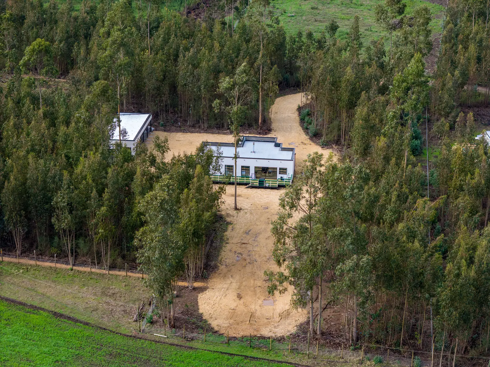 Acceso a una casa construida en una parcela
