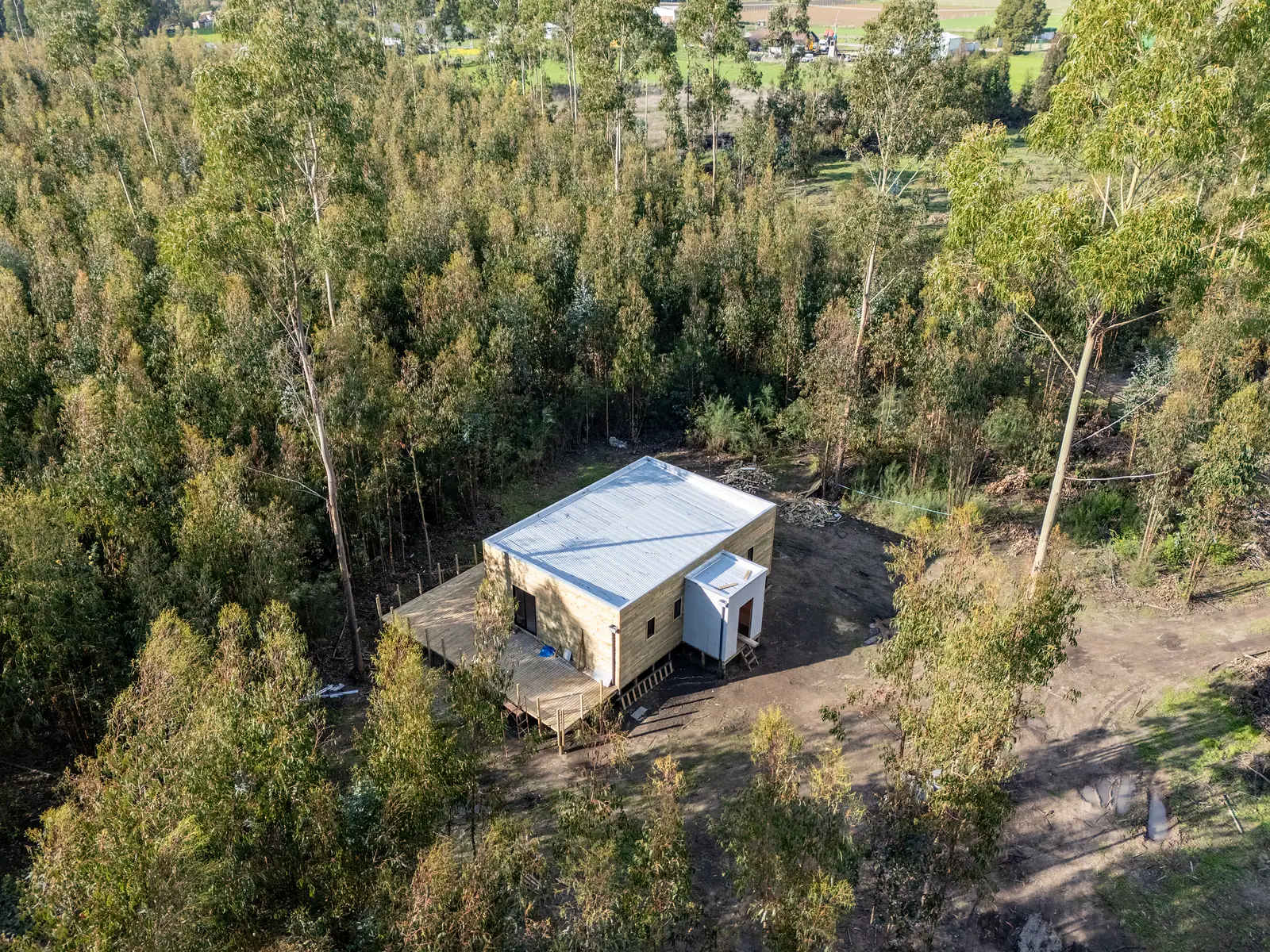 Vista desde arriba de una casa construida en una parcela