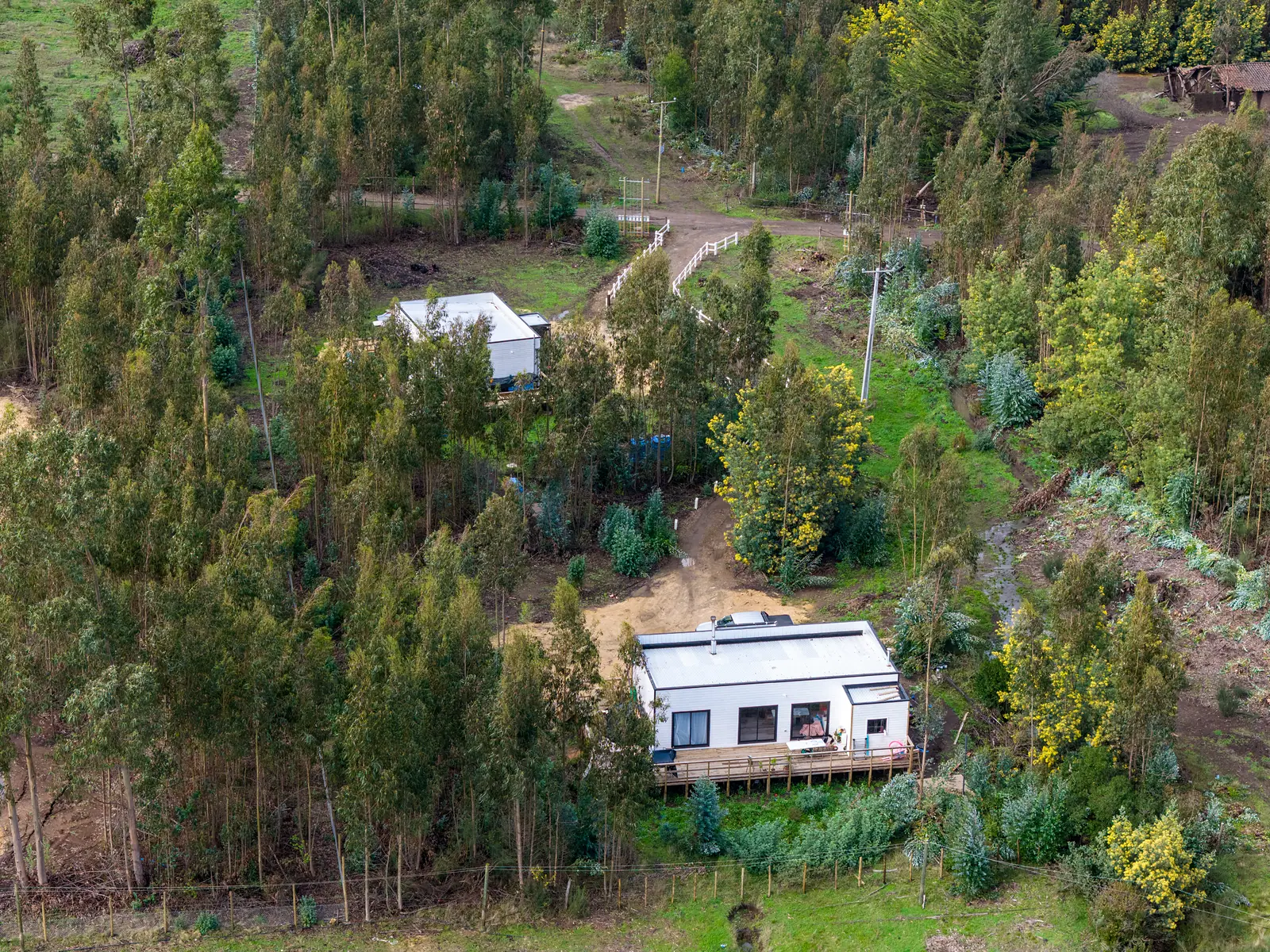 Casa con terraza de madera en una parcela del loteo