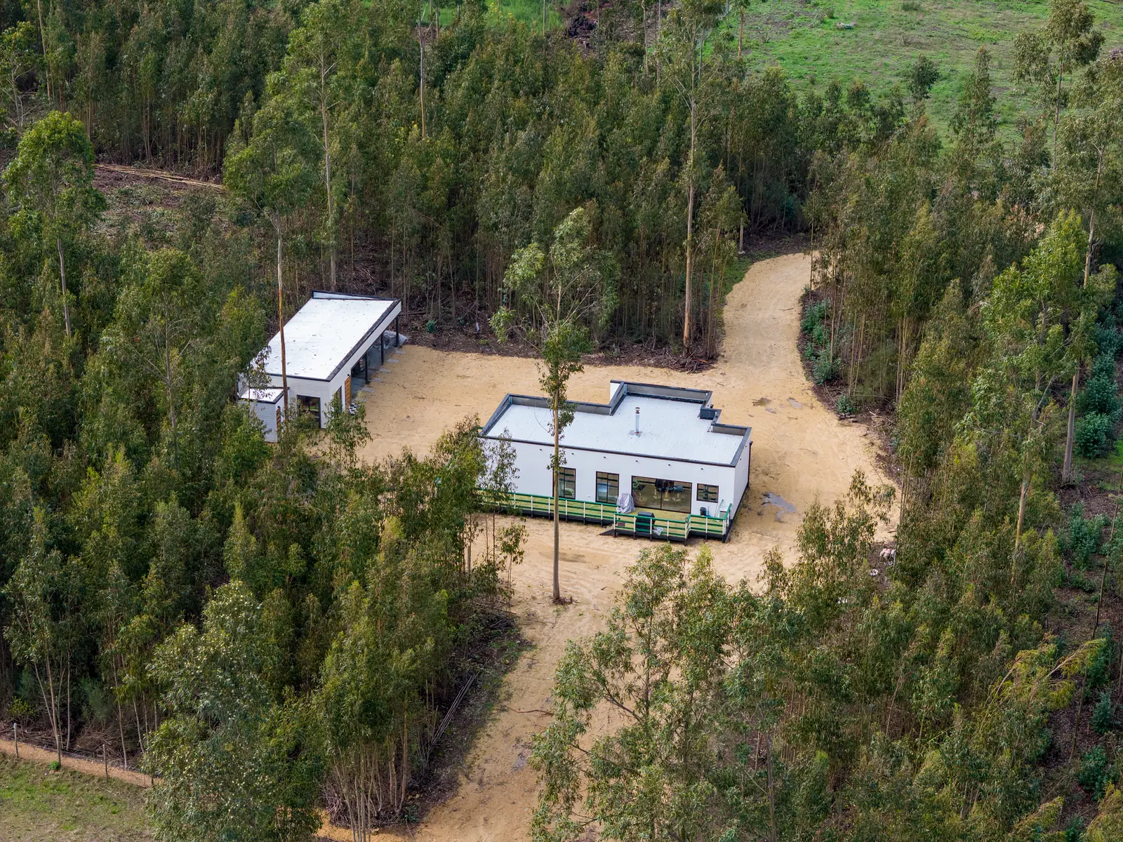 Dos casas construidas entre eucaliptos dentro de Hacienda Candelaria