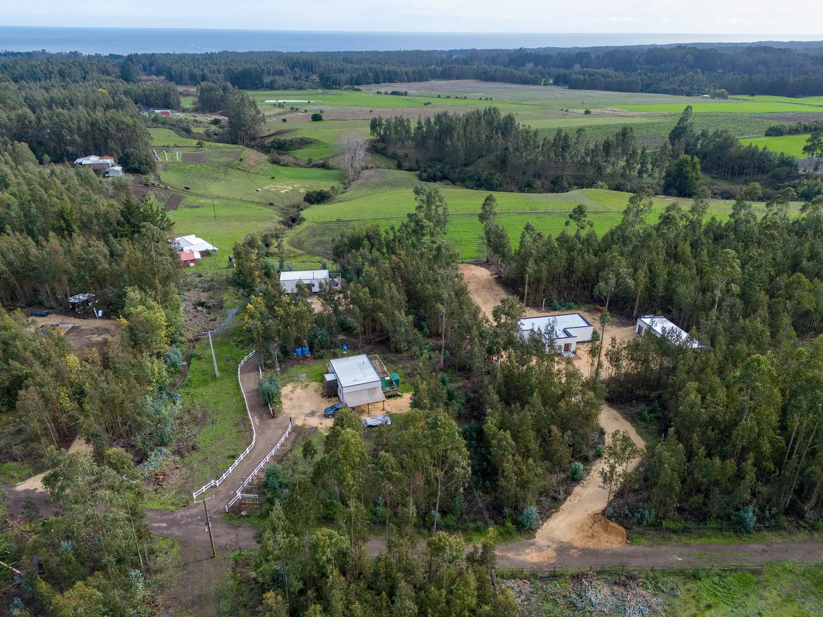 Casas y caminos del loteo vistos desde el aire